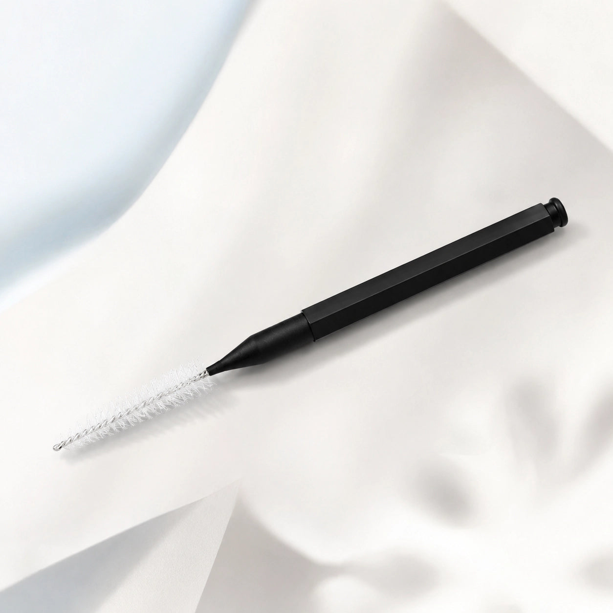 YSEN’S professional lash lift applicator brush with ultra fine white fiber tip for precise lash lift adhesive application