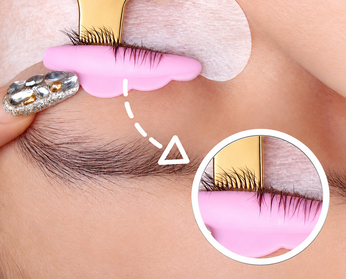 YSEN’S stainless steel lash lift Y brush combing lashes onto a pink silicone lash lift shield
